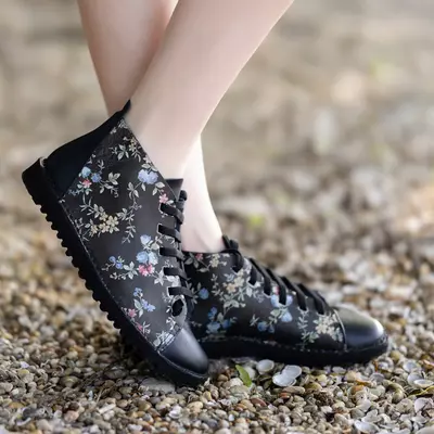 GITA boots FEKETE VIRÁGOS -vastag talpú kézműves bőr cipő