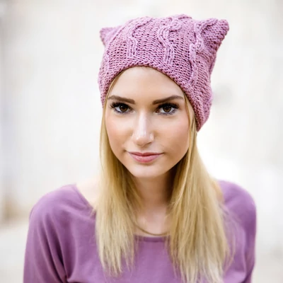 Kézzel kötött cicafüles sapka FÁRADT RÓZSSZÍN