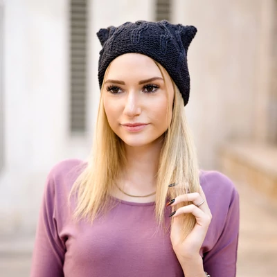 Kézzel kötött cicafüles sapka SÖTÉTSZÜRKE