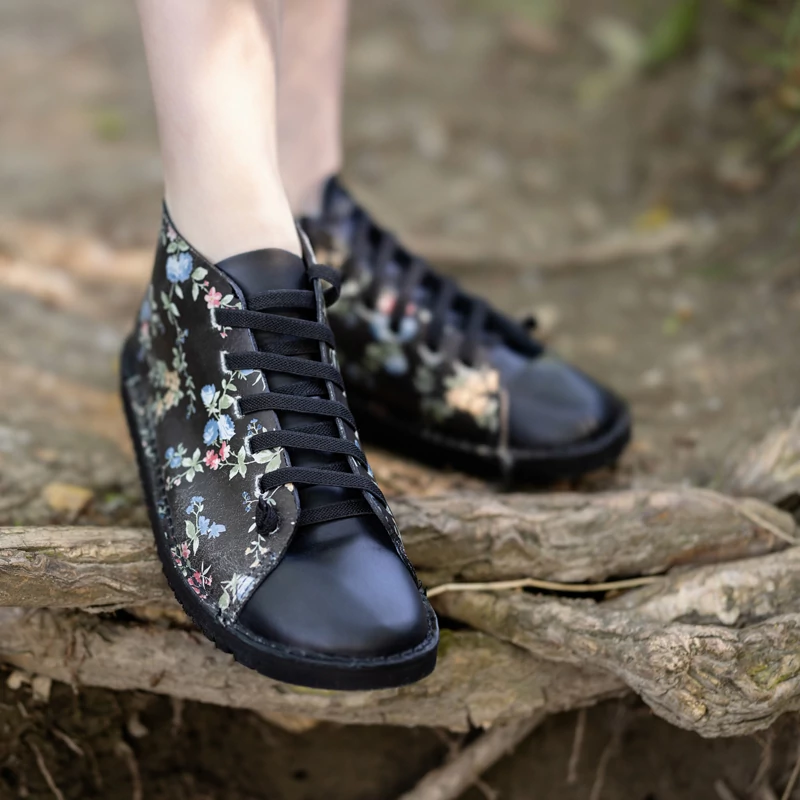GITA boots FEKETE VIRÁGOS -vastag talpú kézműves bőr cipő